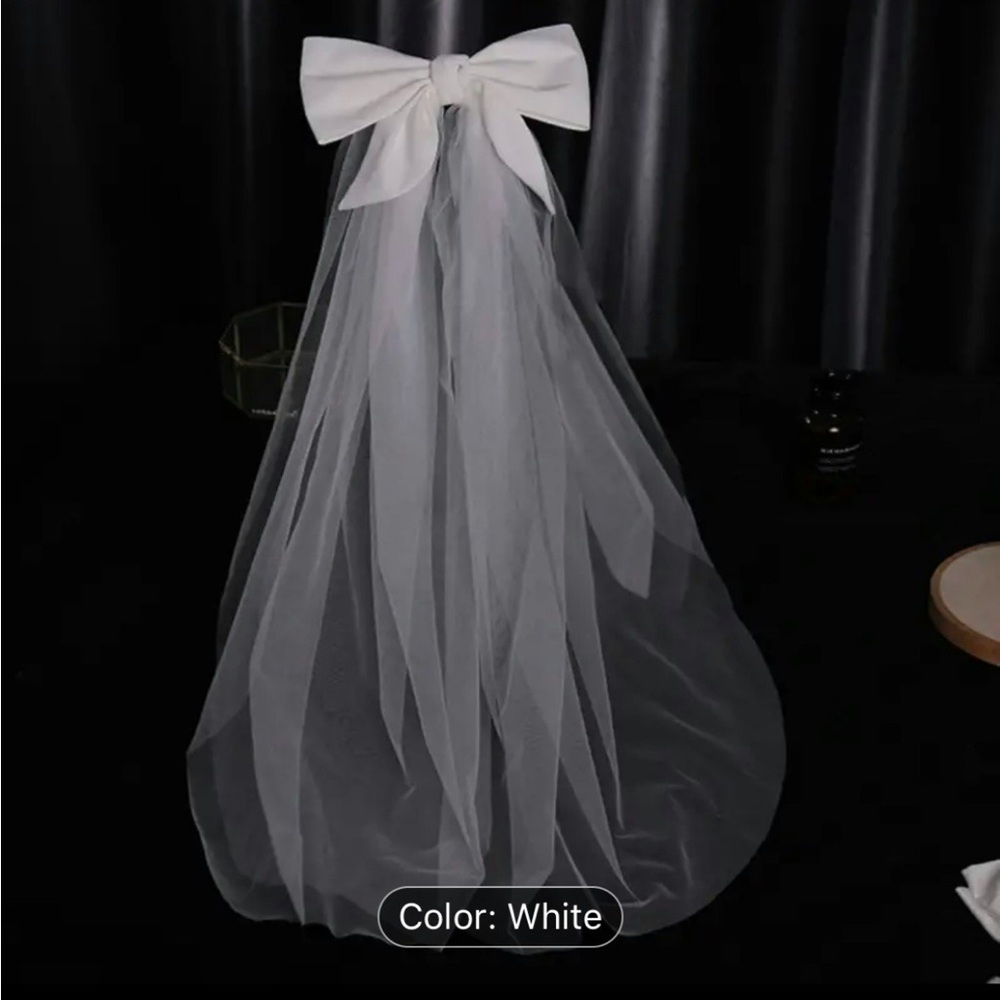 Elegant White Bow Veil